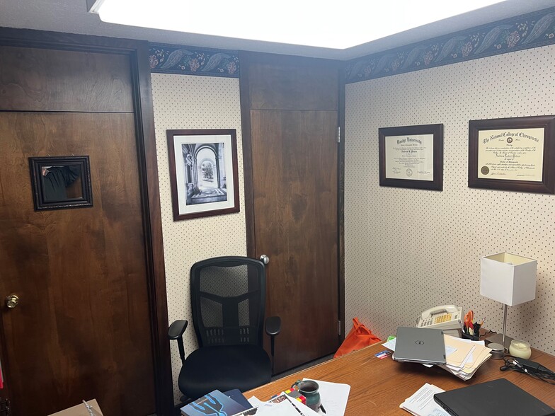 More Photos Of 1012 W Fairchild St, Danville Office For Sale