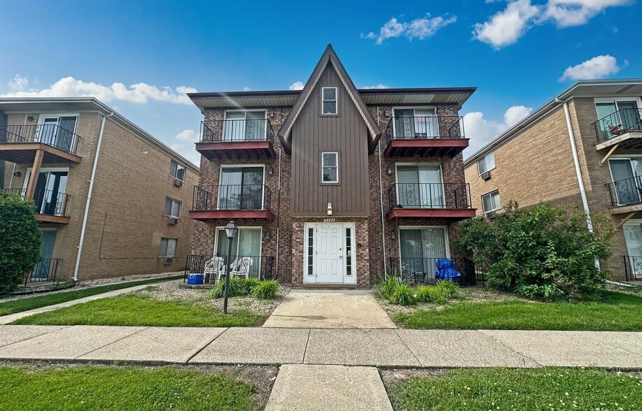 Primary Photo Of 2121 176th Pl, Lansing Apartments For Sale