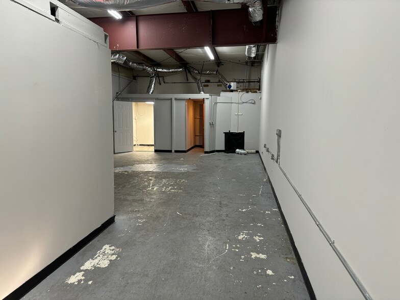 More Photos Of 1388 Chattahoochee Ave, Atlanta Light Distribution For Lease