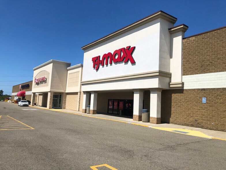 More Photos Of 3956 Vineyard Dr, Dunkirk Freestanding For Lease