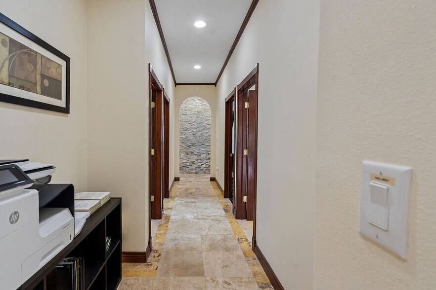 More Photos Of 7901 Kingspointe Pky, Orlando Showroom For Sale
