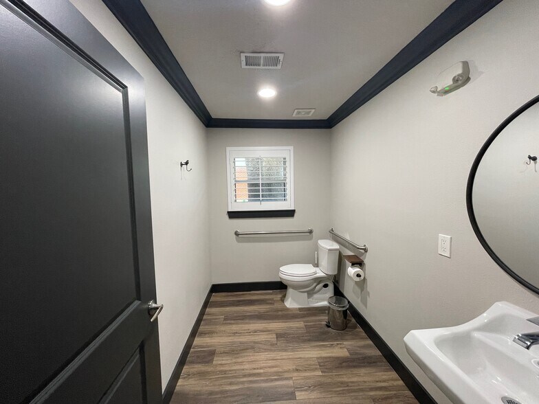 More Photos Of 408 Wilson Rd, Conroe Loft Creative Space For Lease