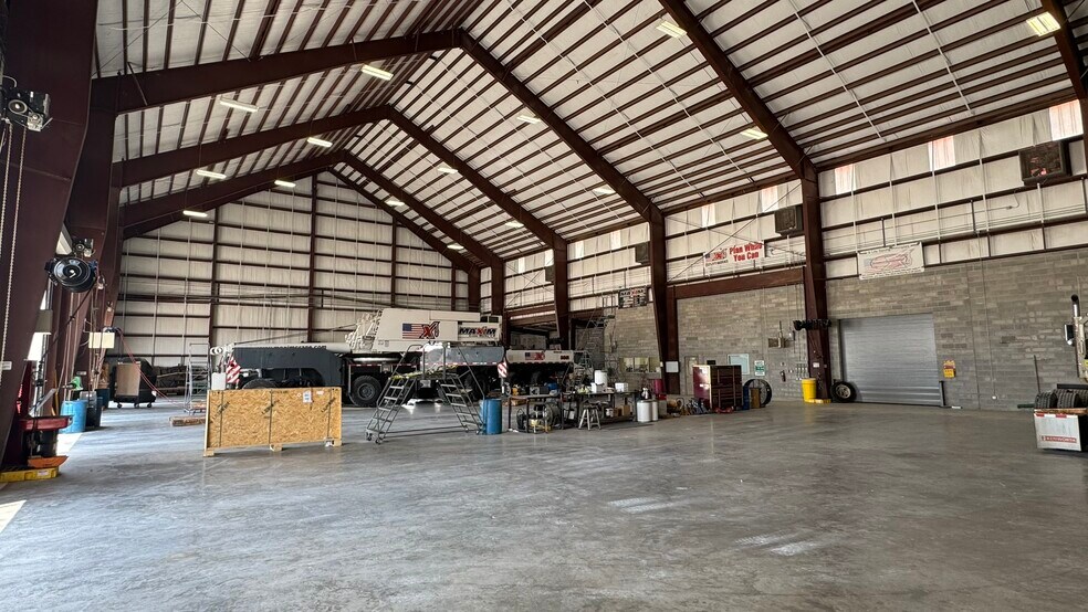 More Photos Of 6327 Thompson Rd, Baytown Truck Terminal For Lease