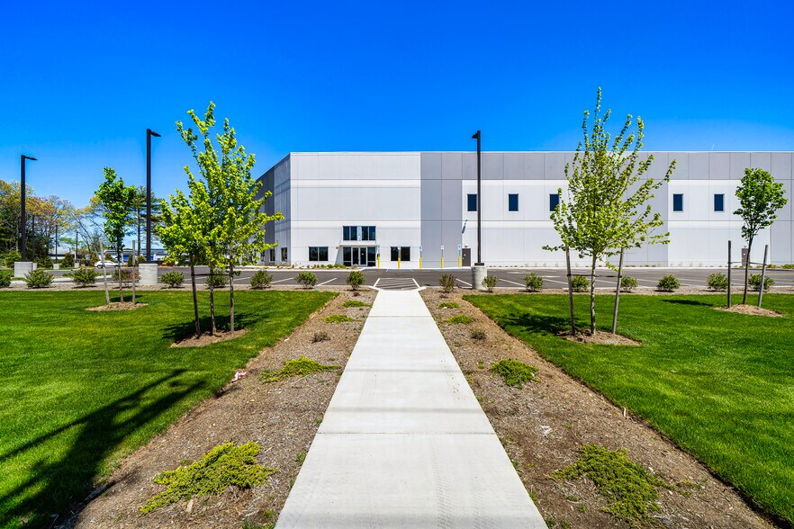 More Photos Of 4865 Veterans Memorial Hwy, Holbrook Distribution For Lease