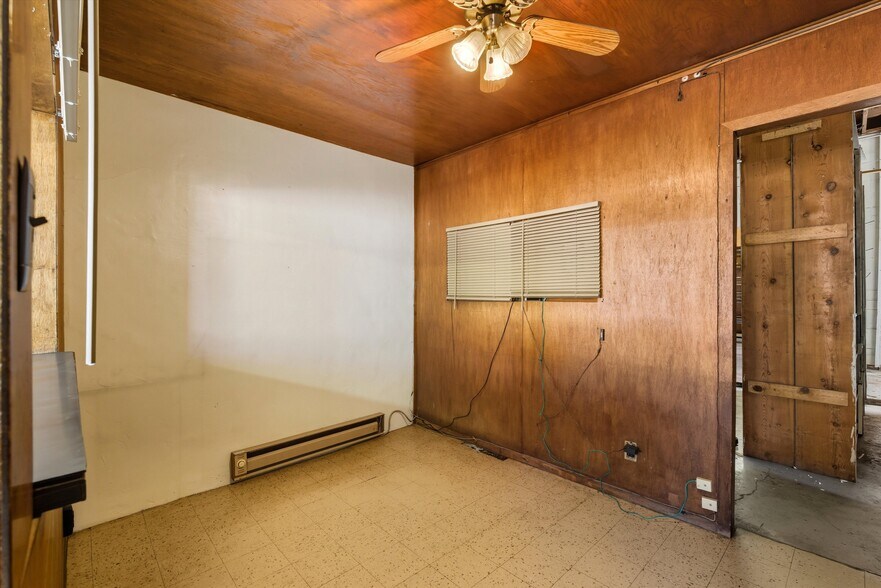 More Photos Of 201 N 2nd St, Raton Auto Repair For Sale