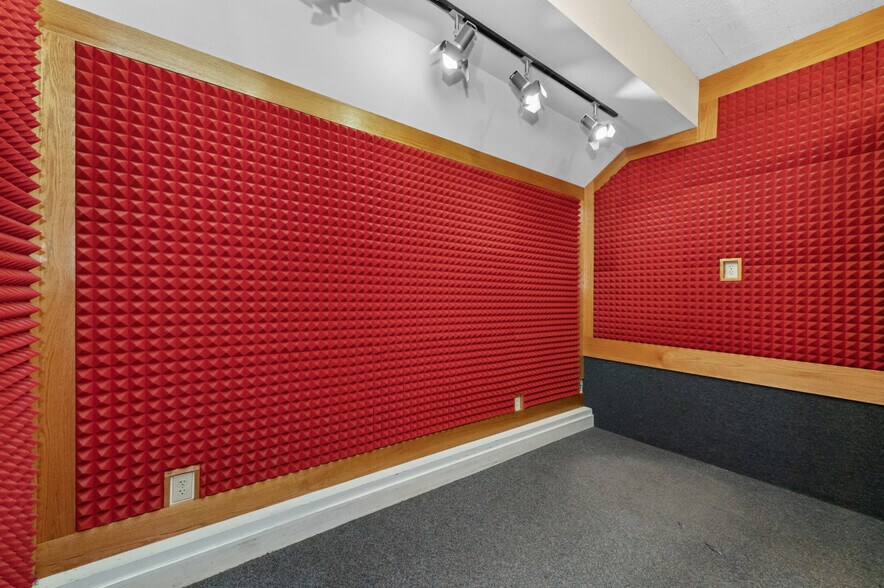 More Photos Of 11 Maple St, West Newbury Office For Sale