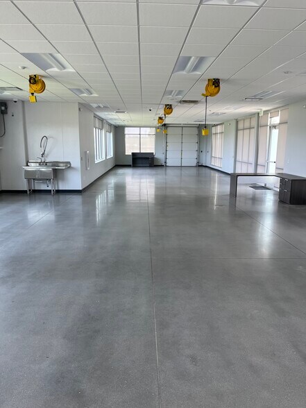 More Photos Of 5501 NW Beaver Dr, Johnston Research And Development For Lease