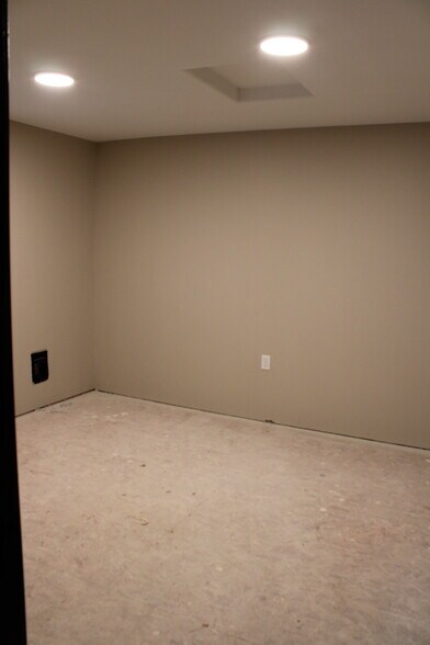 More Photos Of 61 W 465 N, Blackfoot Light Manufacturing For Lease