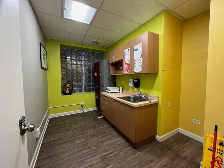 More Photos Of 1719 W 18th St, Chicago Storefront Retail Residential For Lease