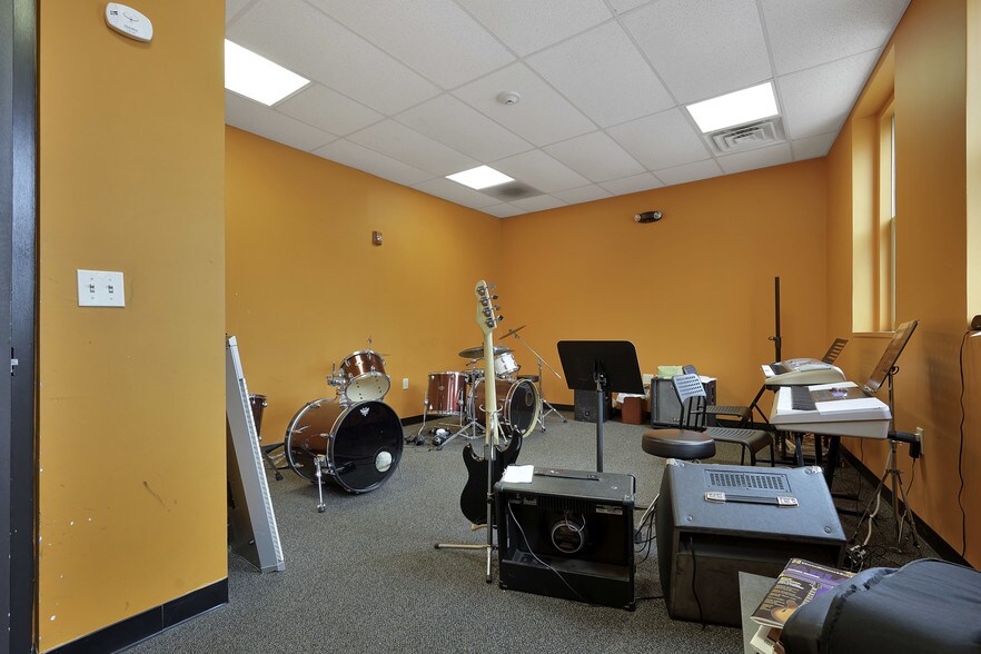 More Photos Of 1 W Main St, Somerville Freestanding For Lease