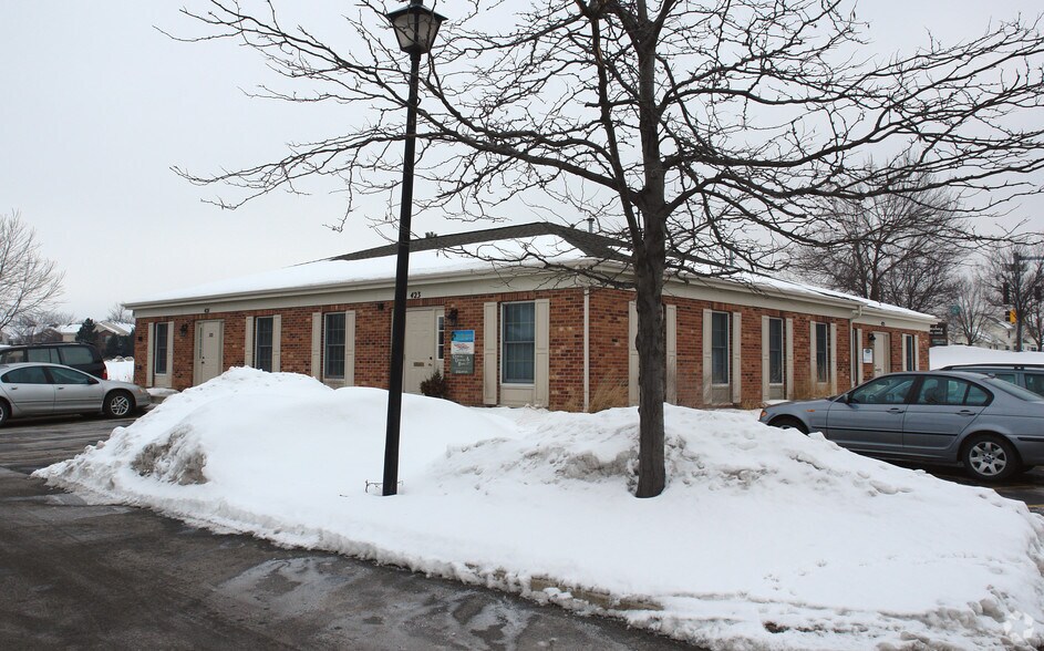 More Photos Of 421-425 Williamsburg Dr, Geneva Medical For Lease