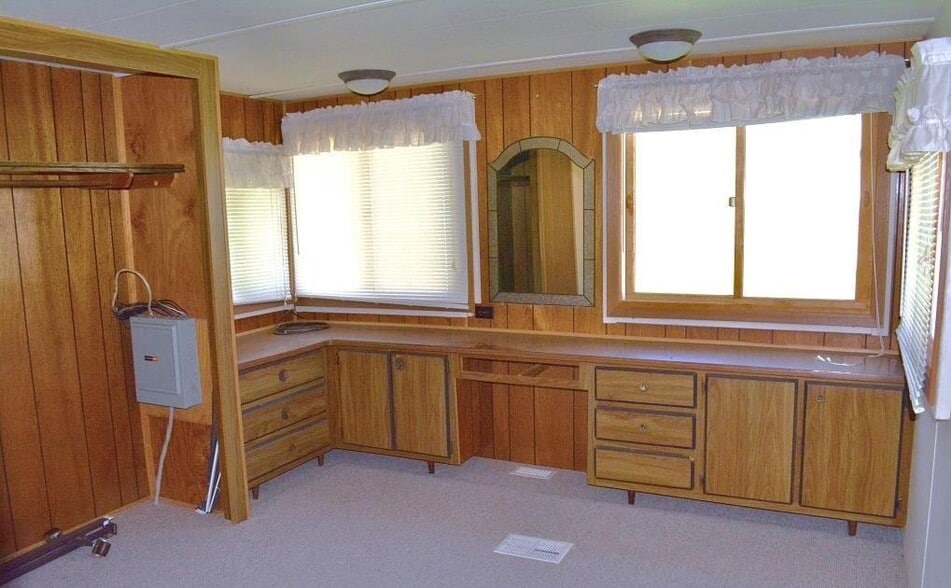 More Photos Of 8036 N Clare Ave, Harrison Convenience Store For Sale