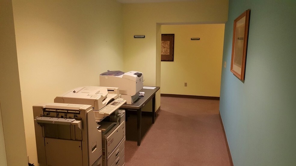 More Photos Of 624 Lehigh Dr, Easton Flex For Lease