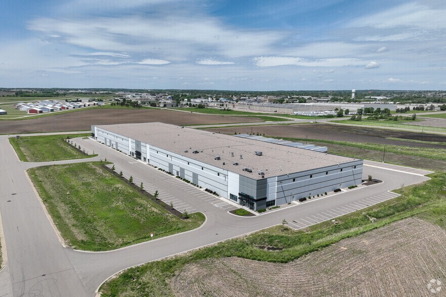 More Photos Of 22160 Cedar Ave, Lakeville Distribution For Lease