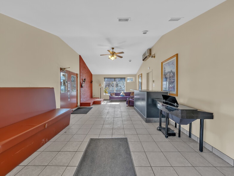 More Photos Of 2889 Howard Av, Windsor Hotel For Sale