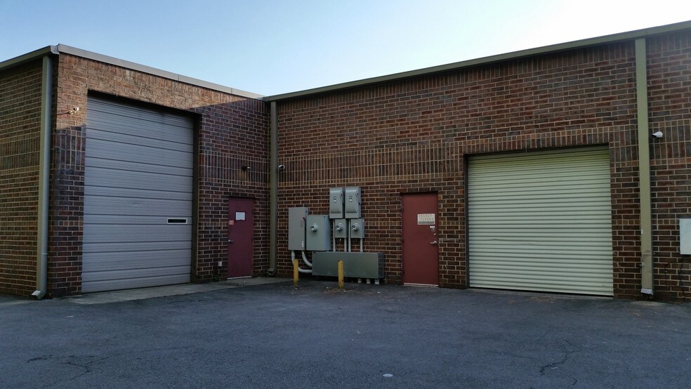 More Photos Of 1890 W Oak Pky, Marietta Showroom For Lease