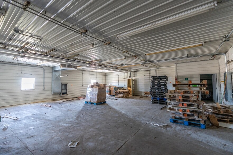 More Photos Of 2280 Deerfield Ave N, Dalton Industrial For Sale