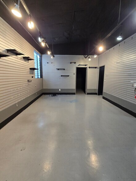 More Photos Of 2201 N Hollywood Way, Burbank Showroom For Lease