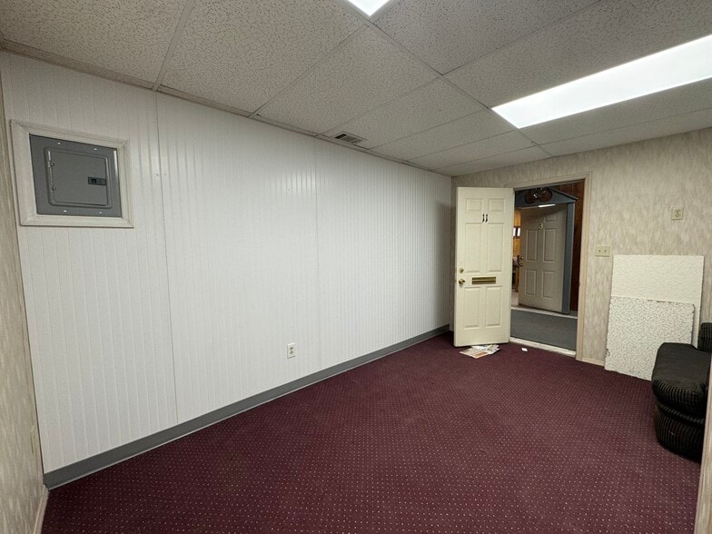 More Photos Of 101-109 Wellwood Ave, Lindenhurst Storefront Retail Office For Lease