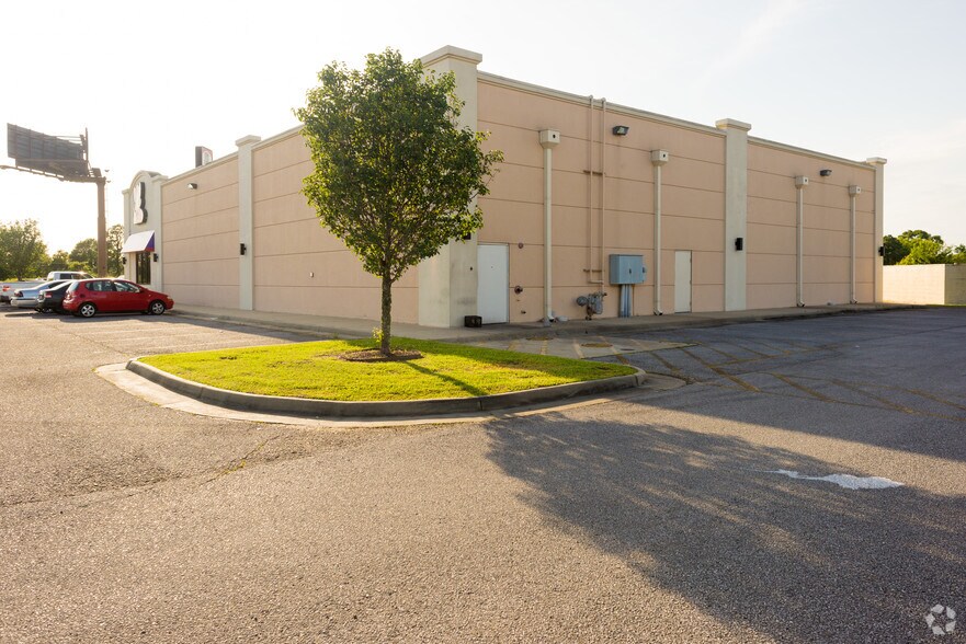 More Photos Of 3221 E Prien Lake Rd, Lake Charles General Retail For Sale