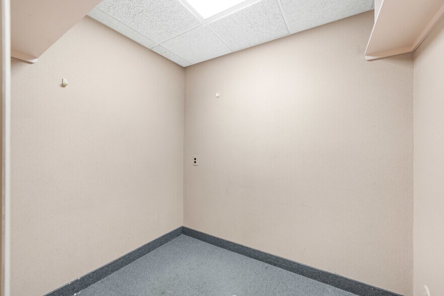 More Photos Of 385 S Maple Ave, Glen Rock Medical For Lease