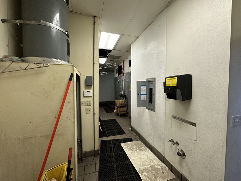 More Photos Of 6333 Wilshire Blvd, Los Angeles Medical For Lease