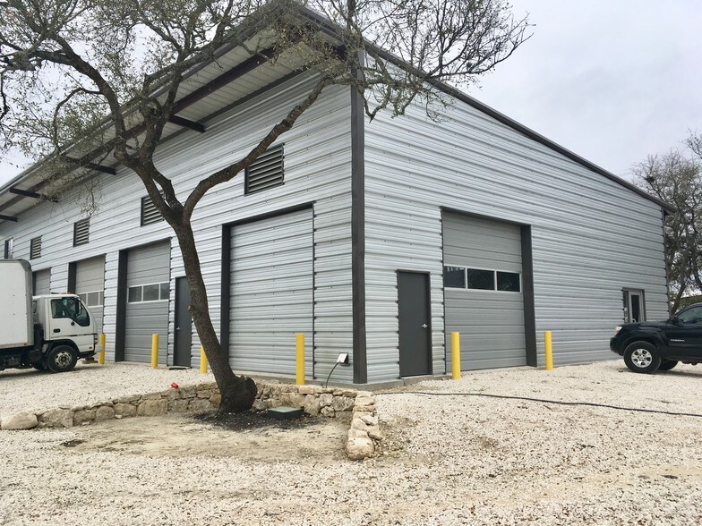 More Photos Of 9 Spanish Pass Rd, Boerne Showroom For Lease