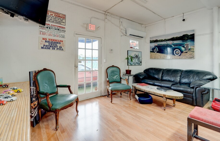 More Photos Of 205 N Dixie Hwy, Hallandale Beach Service For Sale