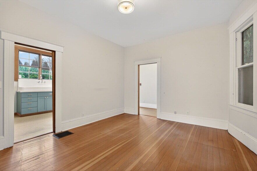 More Photos Of 317 NE Sacramento St, Portland Office For Sale