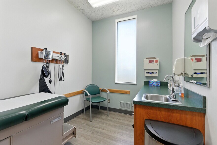 More Photos Of 400 NE Roberts Ave, Gresham Medical For Sale