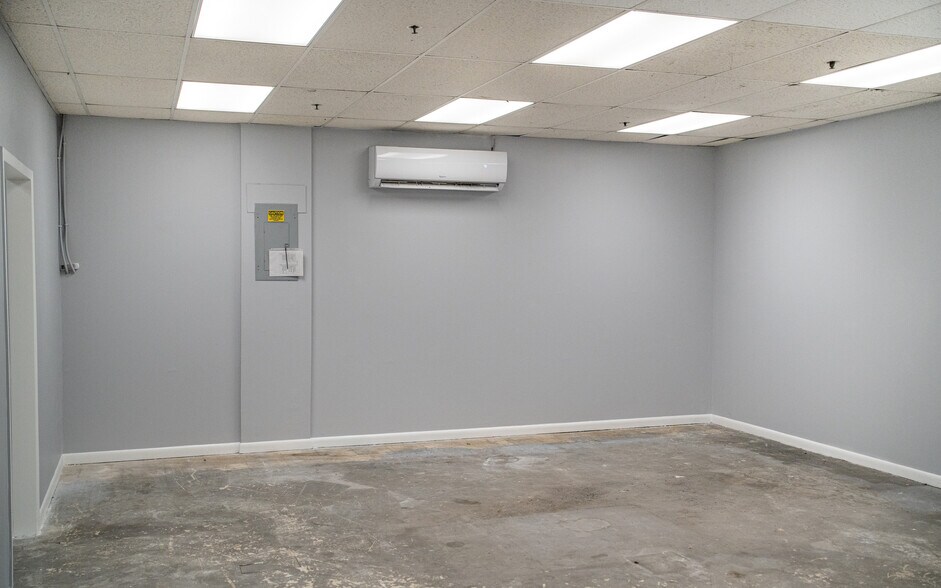 More Photos Of 5107 W University Blvd, Jacksonville Warehouse For Lease