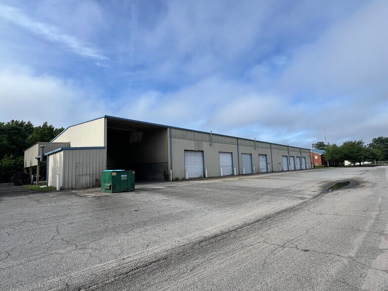 More Photos Of 456 Bourne Ave, Garden City Distribution For Lease