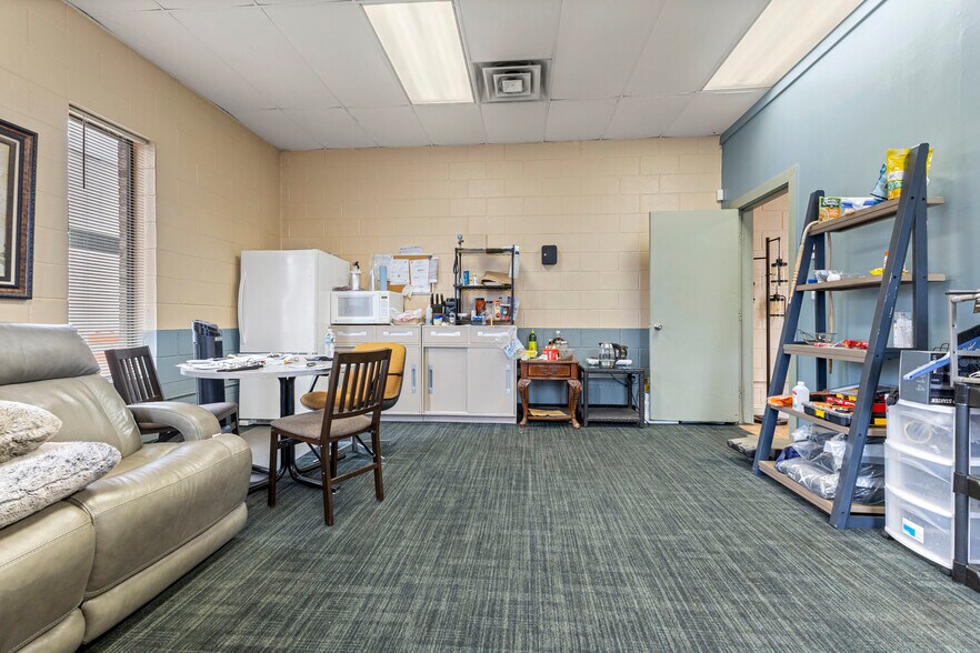 More Photos Of 32639-32645 Industrial Rd, Garden City Warehouse For Sale