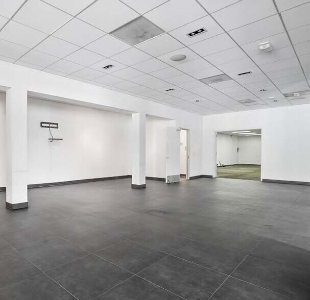 More Photos Of 21326 Ventura Blvd, Woodland Hills Storefront Retail Office For Lease