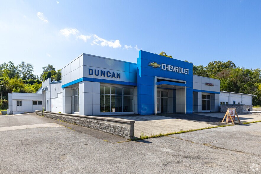 Primary Photo Of 261 S Roane St, Harriman Auto Dealership For Lease