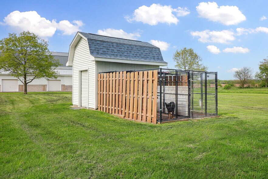 More Photos Of 27 S 100 W, Valparaiso Veterinarian Kennel For Sale
