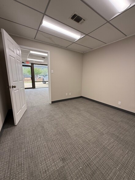 More Photos Of 1018 W Main St, Arlington Office For Lease