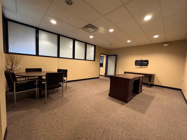More Photos Of 4233 Roanoke Rd, Kansas City Office For Lease