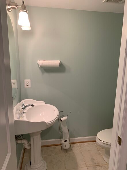 More Photos Of 170 W Main St, Purcellville Office Residential For Lease