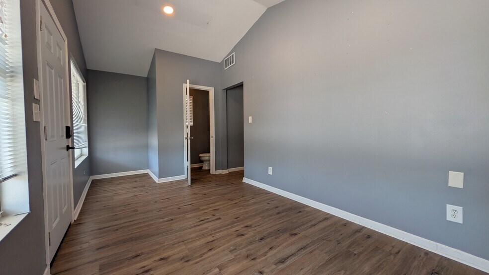 More Photos Of 515 Mountain Dr, Destin Flex For Lease
