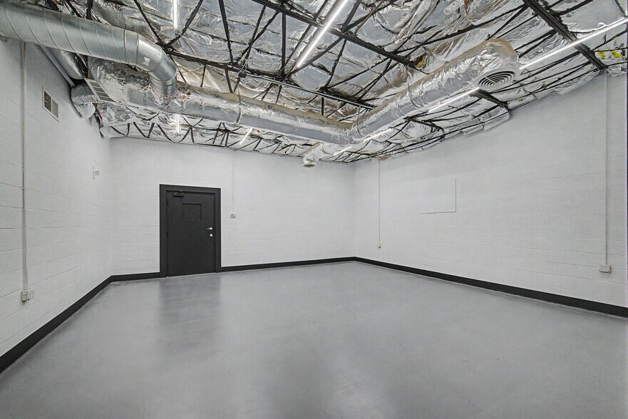 More Photos Of 6115 Skyline Dr, Houston Warehouse For Lease