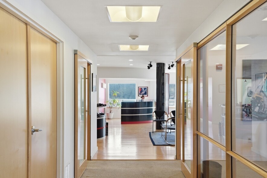 More Photos Of 19 John Clarke Rd, Middletown Office For Sale