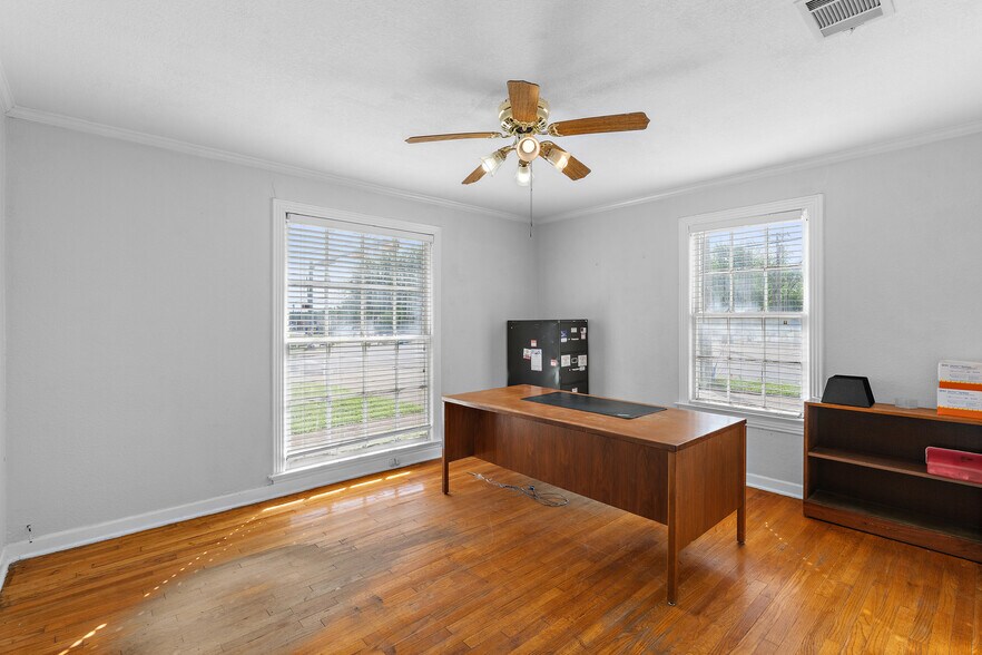 More Photos Of 208 S 31st St, Corsicana Flex For Sale