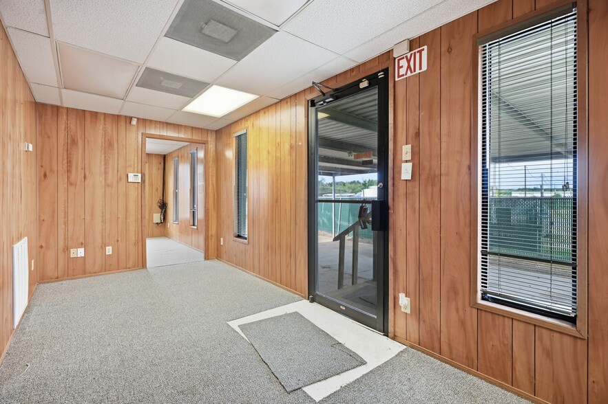 More Photos Of 2233 Garden Rd, Pearland Warehouse For Lease