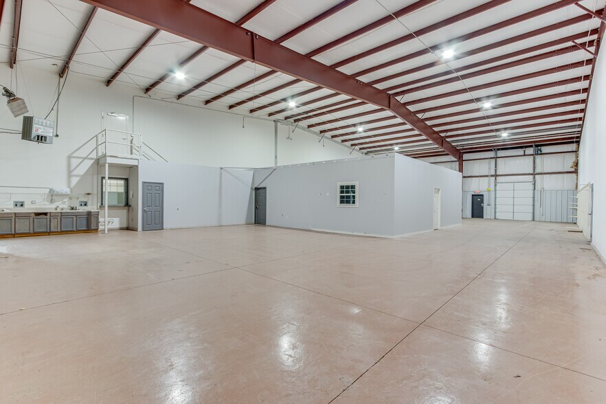 More Photos Of 6724 Cleveland Hwy, Clermont Warehouse For Lease