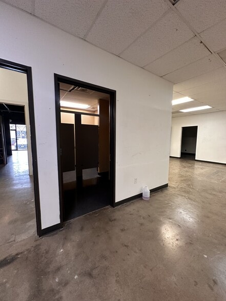 More Photos Of 551 N Shepherd Dr, Houston Showroom For Lease