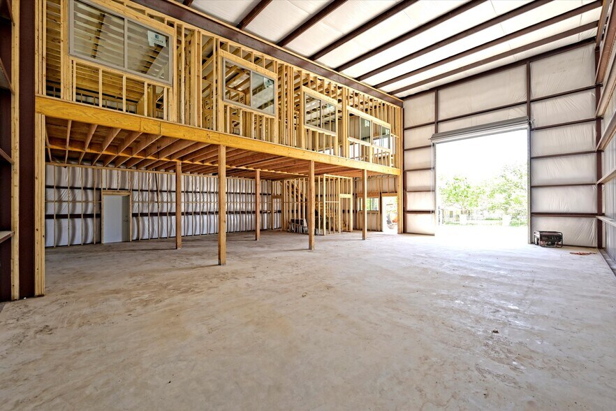 More Photos Of 10020 Darden Hill Rd, Austin Light Distribution For Lease