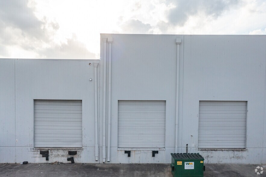 More Photos Of 9133-9139 Wallisville Rd, Houston Manufacturing For Lease