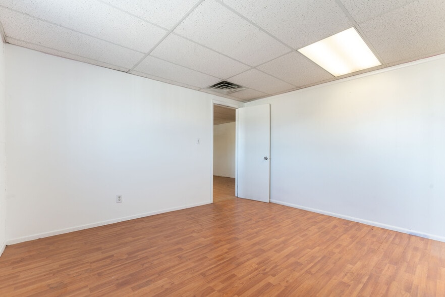 More Photos Of 2272 Crestline Loop, North Las Vegas Auto Repair For Sale