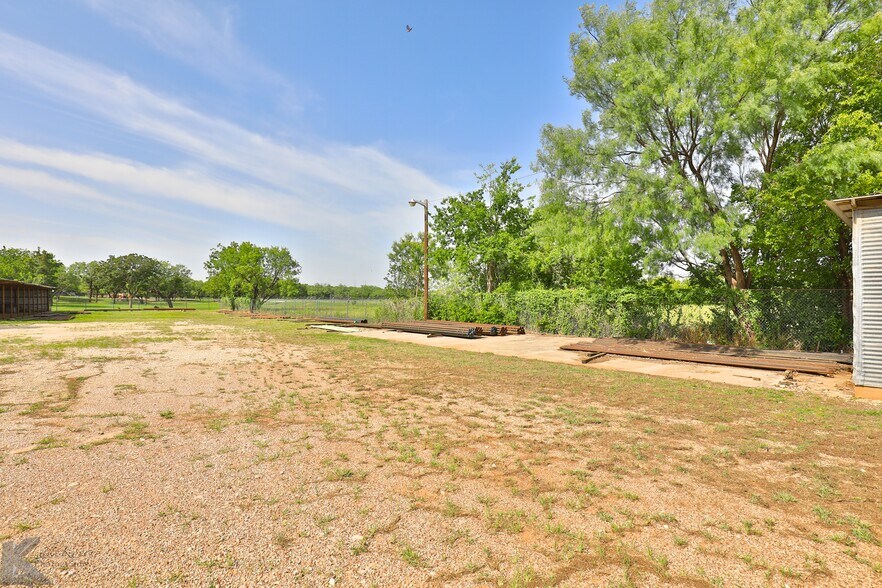 More Photos Of 411 E South 11th St, Abilene Warehouse For Lease